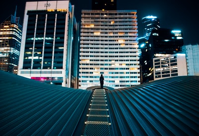 人站在建筑与城市建筑屋顶的背景
